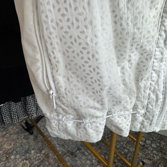 Lululemon Find Your Flock Jacket SZ 6 white drawstring Athleisure Workout - Picture 8 of 14